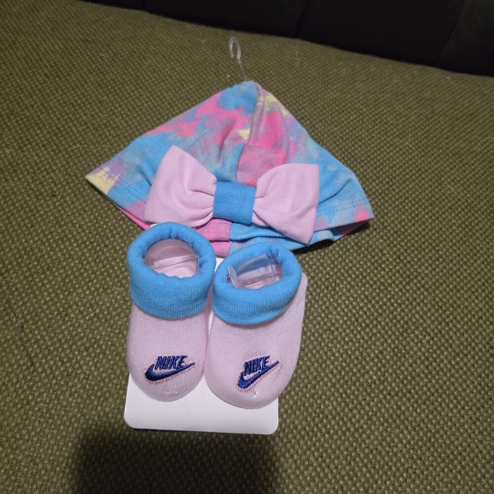 Nike Baby Girls 0-6 months Hat Sock Set Pink Blue